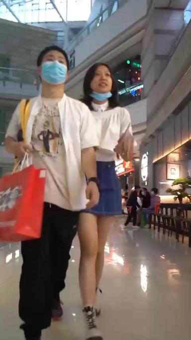 偷拍抄底白色长裙露背美女逛街 半透明内裤露出黑森林 预览截图 6