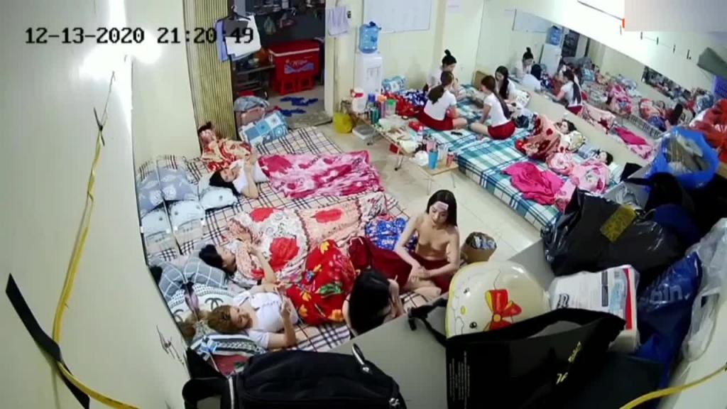 监控偷拍缅北电信诈骗公司女员工集体大通 铺睡觉洗澡 预览截图 3