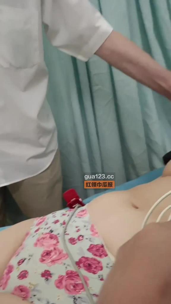 某体检中心变态男医师做心电图并偷拍,多名少女检查视频流出 预览截图 4