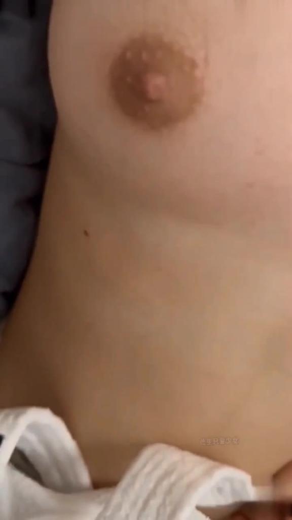 【泄露流出】邻居清新小美女与同居男友自拍性爱视频泄露 预览截图 1