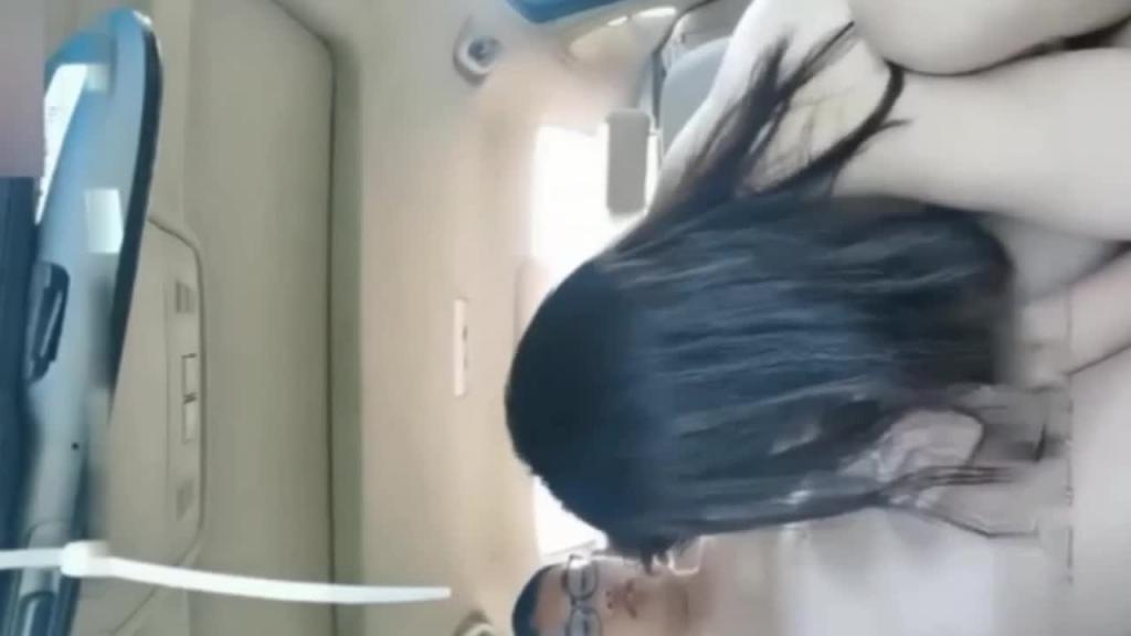 【母子乱伦】巨乳骚妈带高三儿子车震 预览截图 1