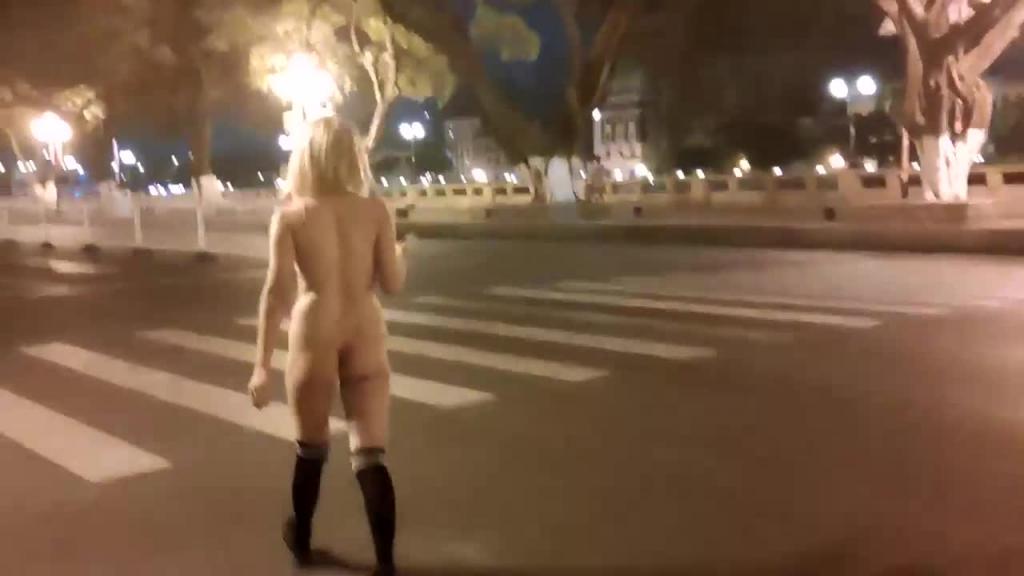 【户外露出天花板]美女“婷婷”广州街头全裸露出!扰乱交通秩序~男人集体刹车欣赏艺术 预览截图 1