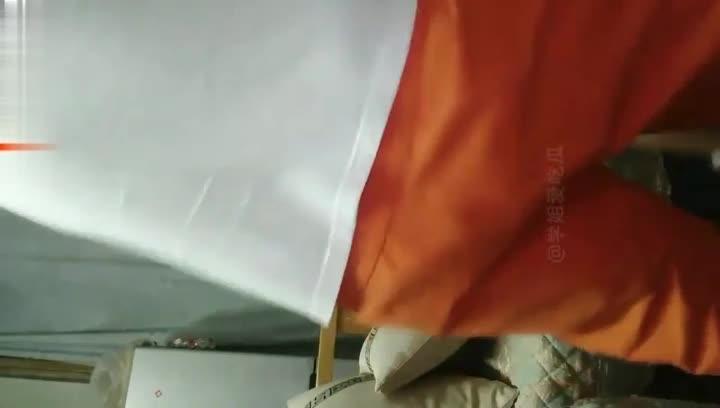 【强暴两个孩子的亲嫂子!】小老弟趁大哥不在强上嫂子!撕扯中扒光衣服揉着奶子直接就插进骚穴! 预览截图 3