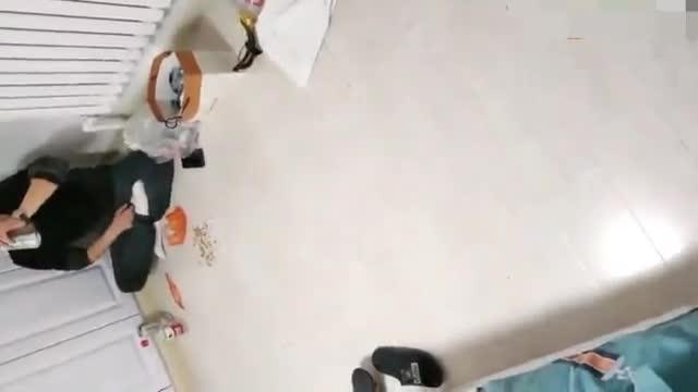 奇葩老公在一旁喝啤酒看着老婆被操全程记录东北5男2女换妻群P操嫂子... 预览截图 7