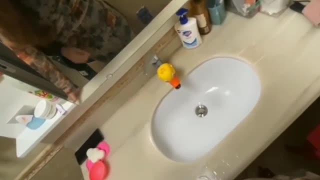 真实通奸.大姨子穿旗袍勾引妹夫,无套内射夹住妹夫给的精液,声音很骚可射 预览截图 2