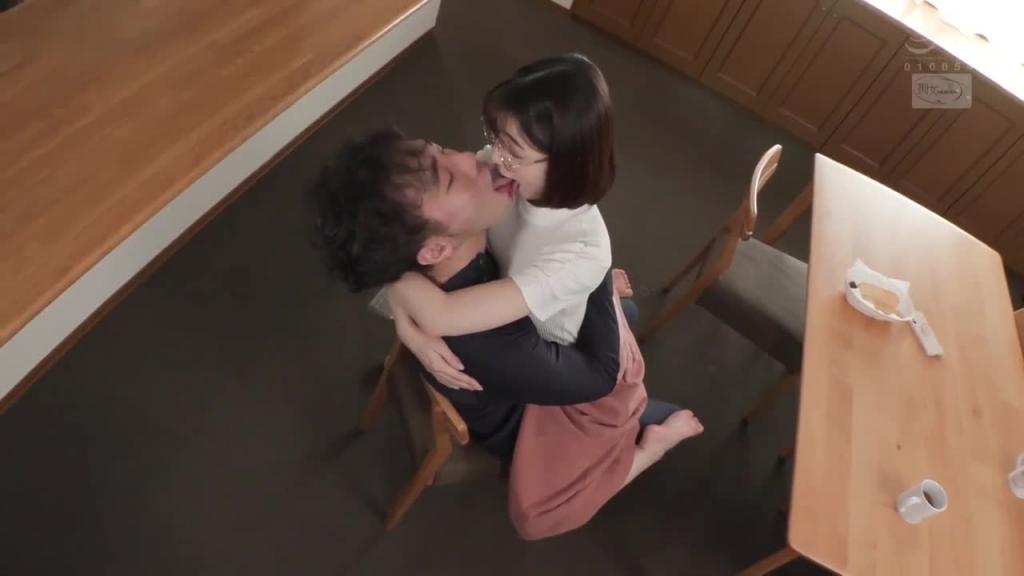 被文系女子骑在身上动弹不得一面黏密淫语与口水紧贴深吻一面让人中出的我。 仓本堇 CJOD-394 预览截图 1