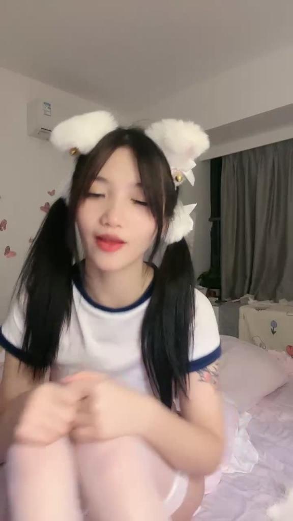 双马尾颜值美少女！近期下海大尺度！死库水白丝袜，贫乳无毛嫩穴，自摸手指扣入，拿出按摩器震穴 预览截图 8