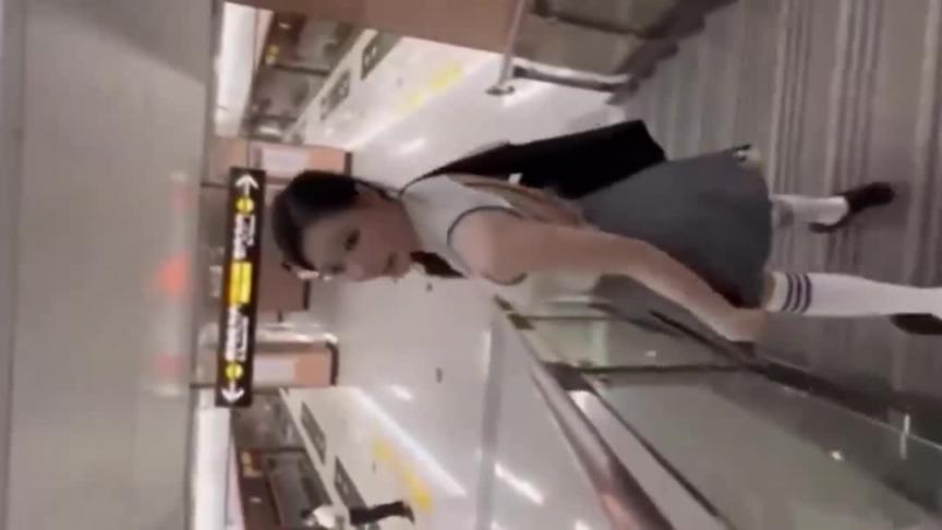 【户外露出】欠了赌债无法偿还的少妇，被迫下海黄播地铁露出 预览截图 1