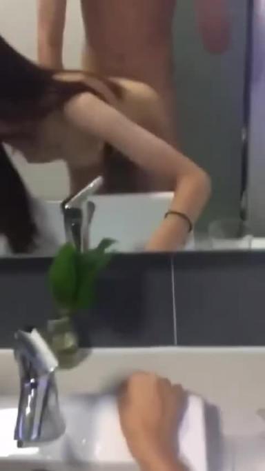 【刺激偷情】放暑假女朋友家里人都去上班了到她闺房和小姨子做爱干到浴室用手机自拍简直是极品骚货 预览截图 9