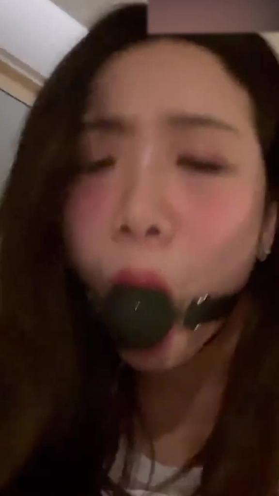 【调教母狗】骚狗贱奴_喝尿还不够还要用主人的尿洗澡 预览截图 8