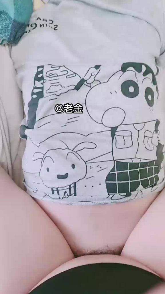 真实长的非常像的亲姐勾引弟弟乱伦,骚姐姐到弟弟房间自慰,掏出JB舔逼磨蹭。 预览截图 4