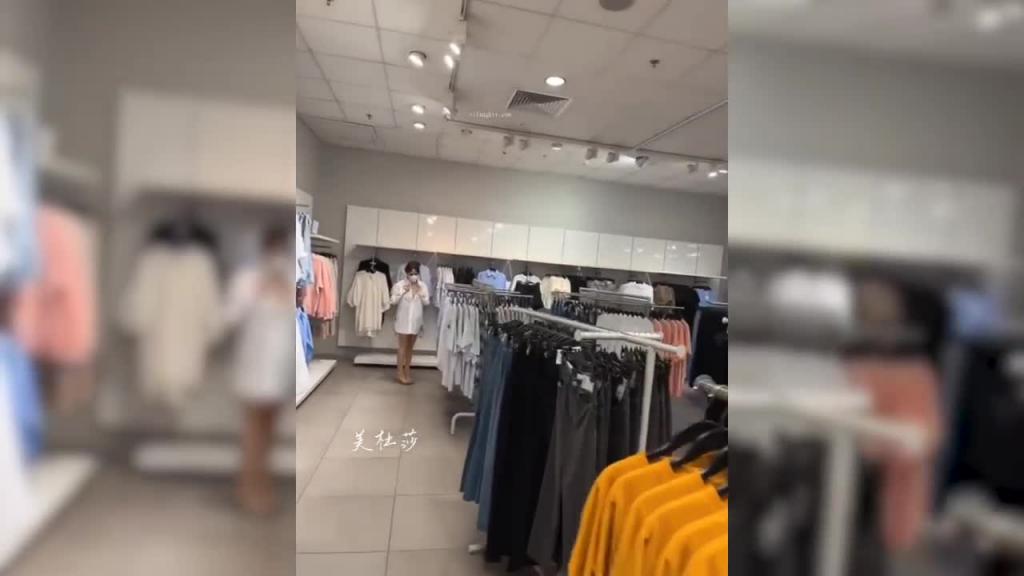 大奶淫女美杜沙商场试身真空露出 预览截图 7