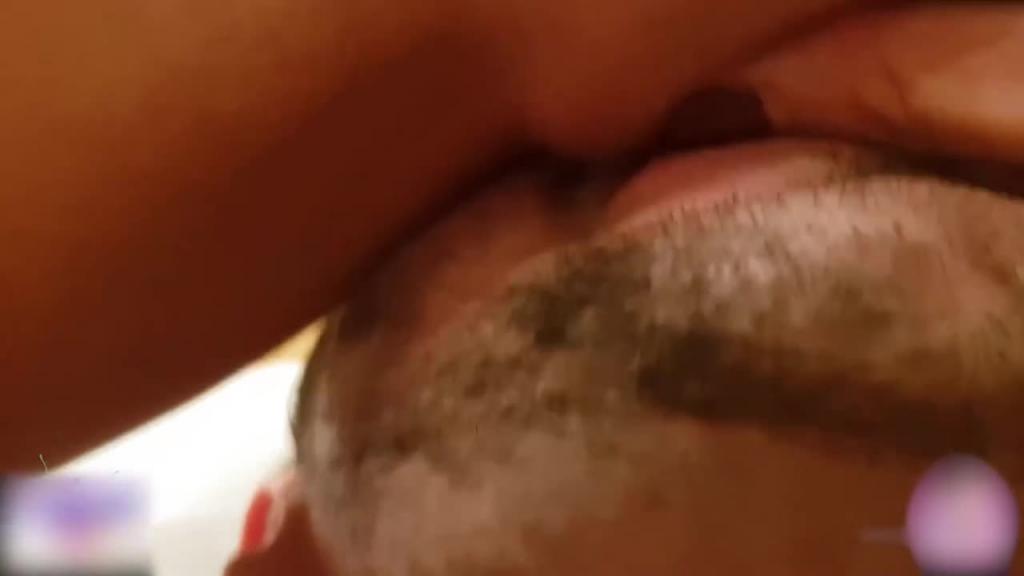 【刘玥视频】旗袍装刘玥和闺蜜双条调口舌舔逼手活嫩穴插入1/2 预览截图 11