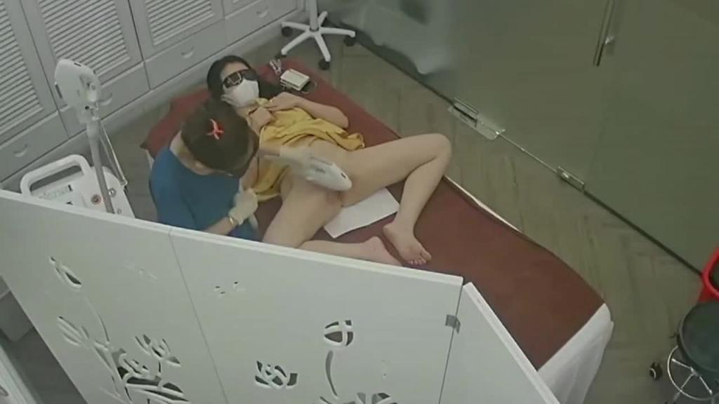 黑客破解美容院监控摄像头偷拍 几个逼逼护理激光脱毛的妹子有个貌似怀孕了也不怕伤害到胎儿 预览截图 7