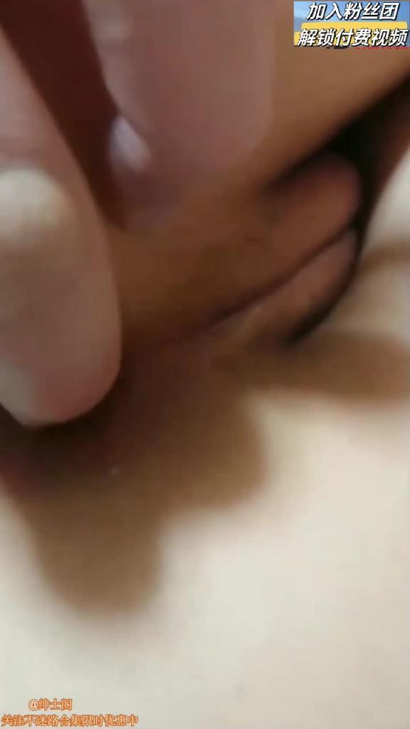【真实父女乱伦】爸爸帮女儿洗澡,女儿问爸爸你的这个是啥呀怎么和我的不一样,女儿用手摸了摸,爸爸鸡巴变硬没忍住就和女儿在厕所操起来 预览截图 11