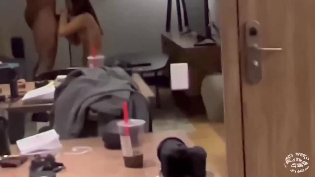 -重磅泄露·极品媚黑眼镜骚货-失足少女掉进黑鬼性爱圈套各种操 预览截图 1