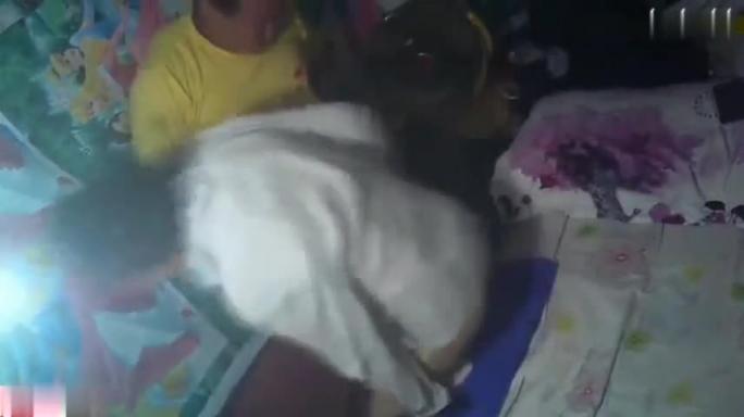 【真实母子乱伦】妈妈来城里看儿子,儿子下班穿着工服直接开干 预览截图 11