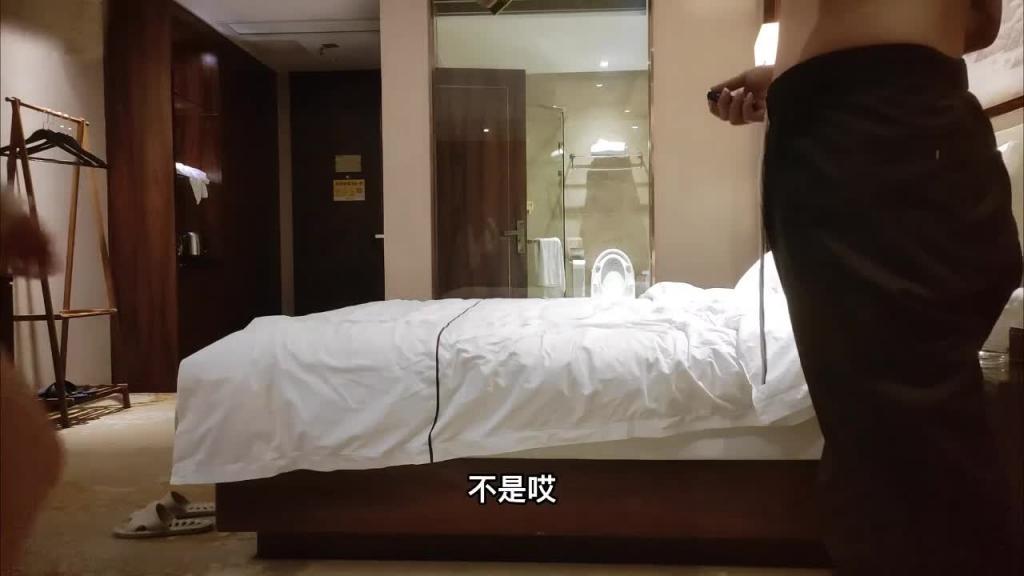 阿良探花-19岁可爱嫩妹 被操服了一直叫爸爸 HLS-166 预览截图 1