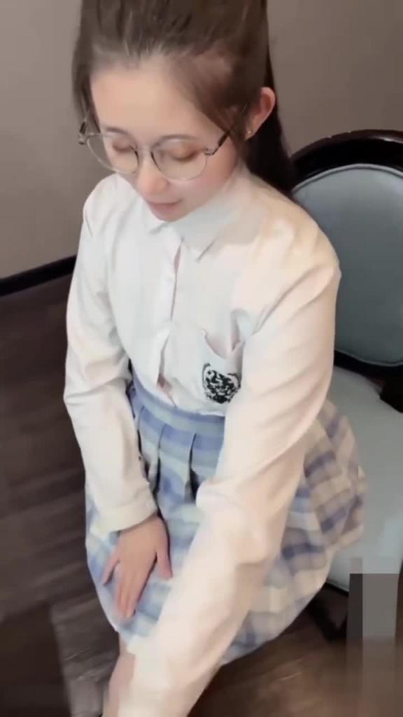 后入JK萝莉眼镜少女 预览截图 1