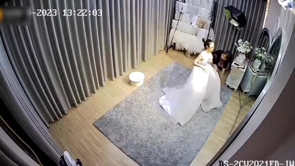2023最新泄密知名婚纱店偷安监控拍新娘婚纱事件偷拍三位新娘同时换婚纱还有个孕妇 预览截图 1