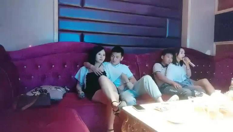 【歌厅探花】专攻KTV小姐姐深夜场叫了两个妹子一人一个4P 沙发上翘起屁股后入撞击抬起双腿勐操晃动大奶子 预览截图 3