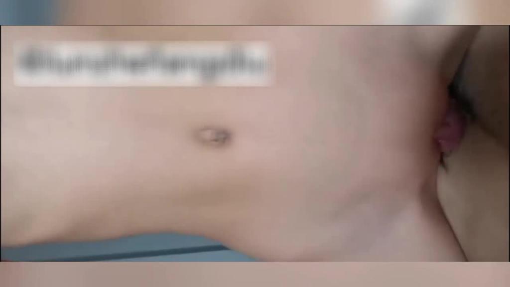 【真实鬼父乱伦】爸爸用手机哄骗女儿你把小逼给爸爸玩一玩 预览截图 7