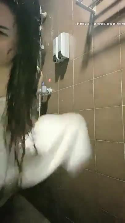 身材高挑的气质美女直播玩穴，自慰抠逼直到高潮喷水～ 预览截图 10