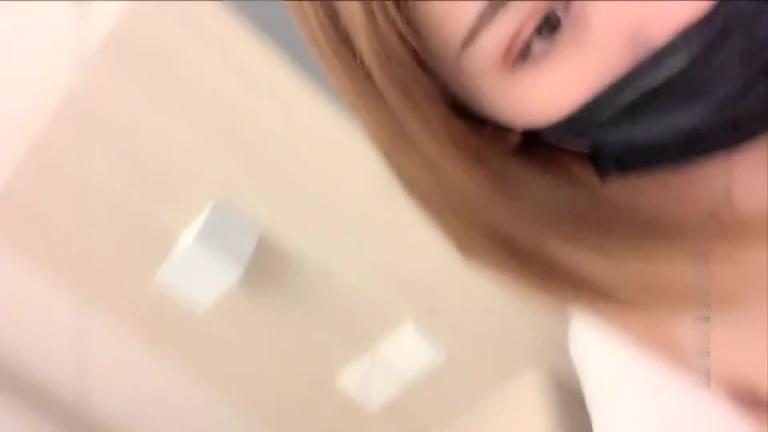 【烈焰红唇极品网红美女】拨开丁字裤炮友一顿舔逼,第一视角特写操逼,圆润美臀骑乘爆操,进进出出快速抽插 预览截图 2