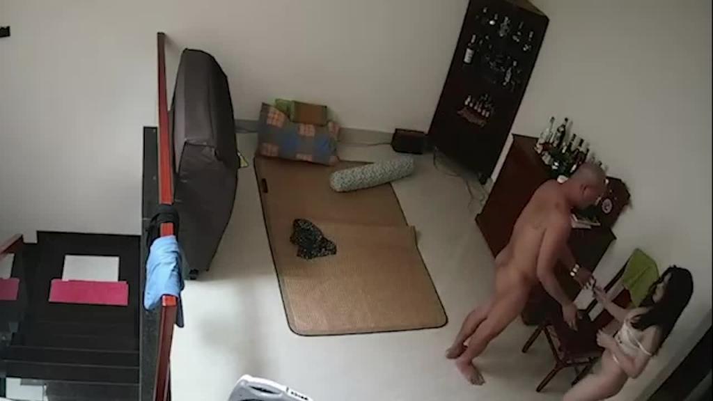 【父女乱伦】真实破解摄像头偷窥光头男与女儿乱伦 预览截图 8