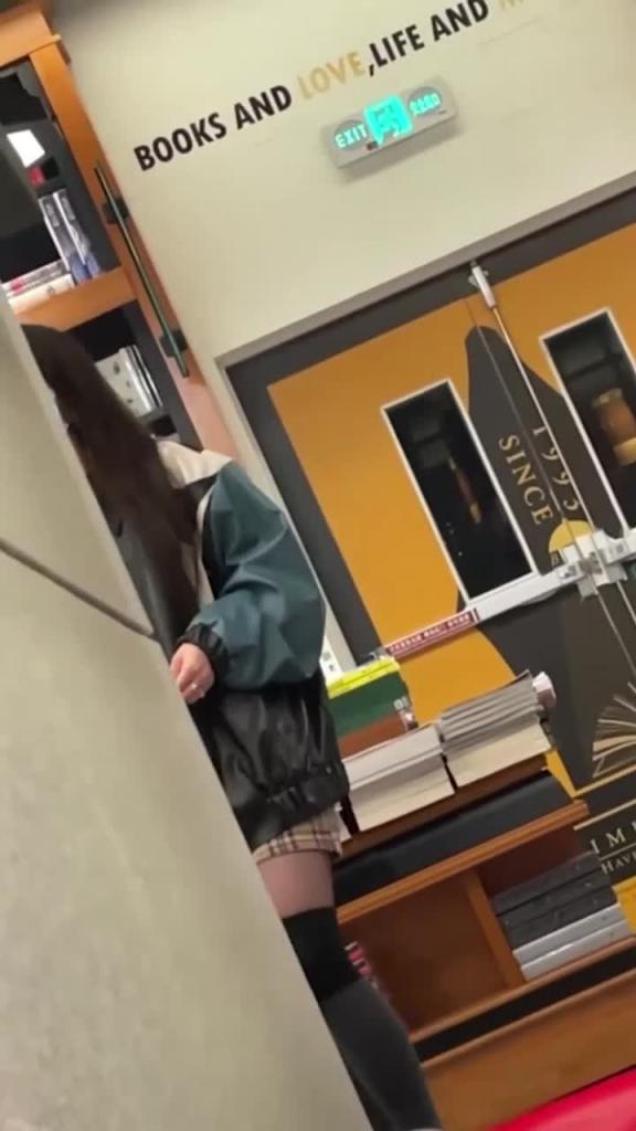 【新年抄底大合集】过年老家抄底大合集 最后露出牛子给妹子吓一跳 预览截图 9
