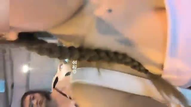 健身骚货泰国夜店勾引男模酒店双飞双女战一男喂男模吃韦哥逼操肿了! 预览截图 4