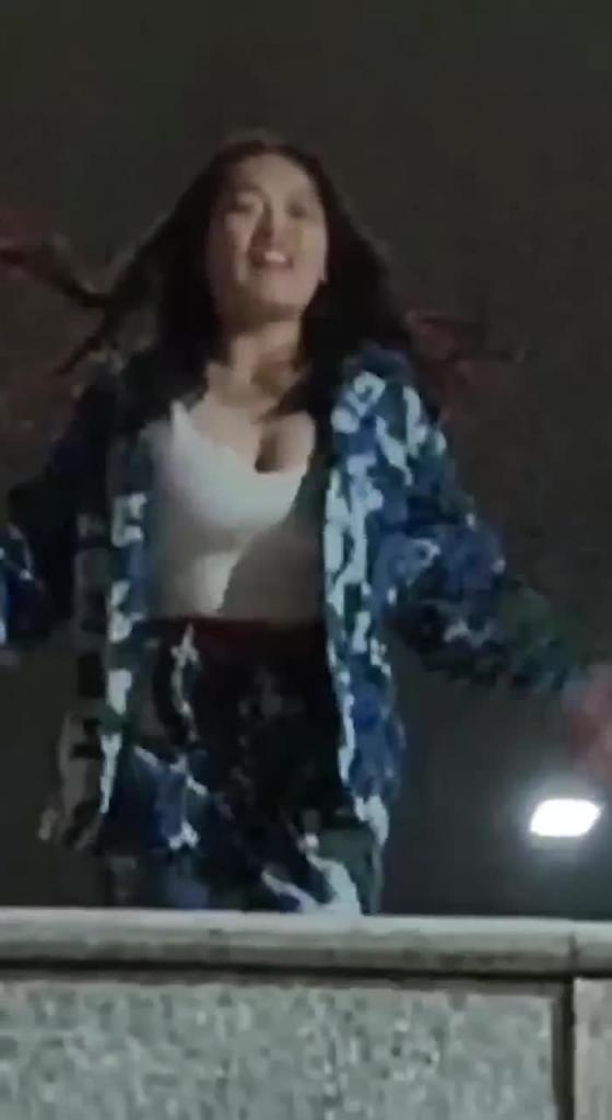 军训跳舞走光露出巨乳 西北民族大学巨乳女大学生军训跳舞走光露出大奶子火爆全网!【多视角完整版】 预览截图 5