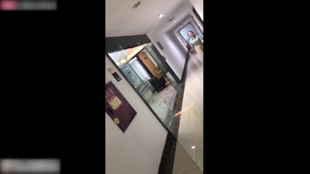 珠宝店移动视角后入式厕拍,手机离逼只有1cm偷拍你绝对没见过的黑炭逼 预览截图 2