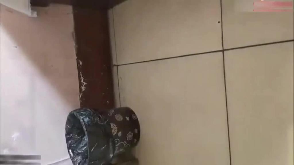 【福利】最新母子乱伦，爸爸在楼下打牌小儿子和熟女妈妈在楼上乱伦无套内射 预览截图 12