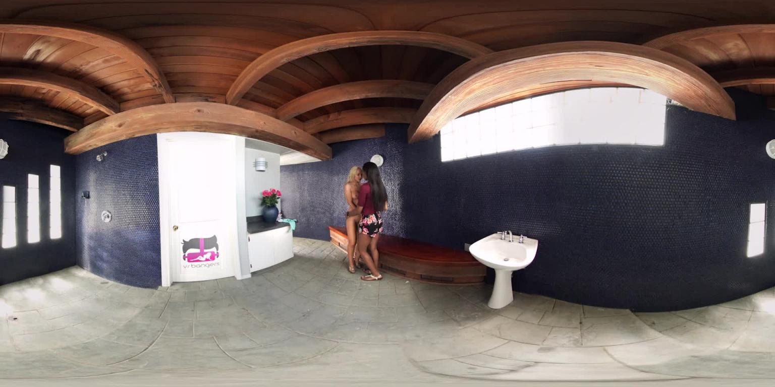 泳池玩3P VRB-006 预览截图 3