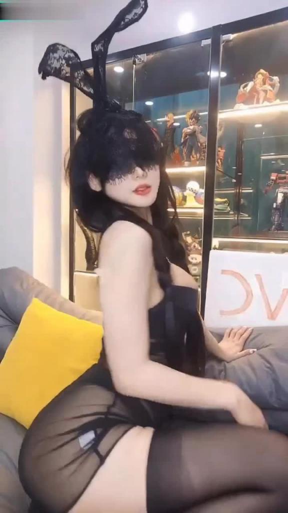 【推特泄密】女神不骚不要钱,跑车福利视频,顶级身材蜜桃臀,真的顶 预览截图 3