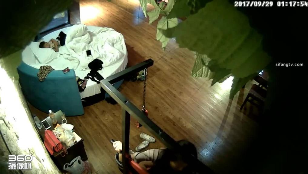 酒店偷拍修长美腿少妇身材真棒,夫妻居然当着孩子的面做爱 预览截图 5