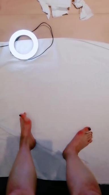 母子乱伦 瘦小枯干的儿子打桩机爆插黑丝妈妈的骚穴 预览截图 12