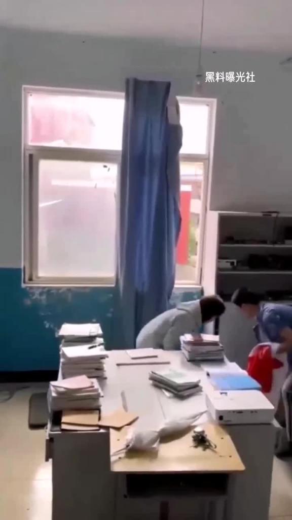 【高校大瓜】昆明高校学生办公室偷情翻车事件+杭州大学甜妹校花包养事件 预览截图 2