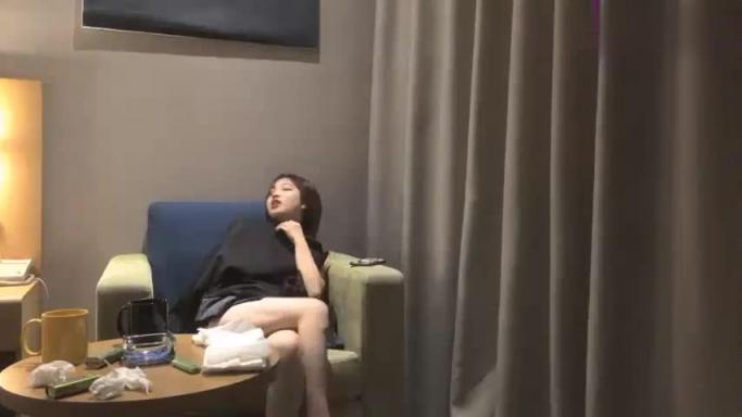 00后小萝莉被忽悠玩大冒险,强拔衣服开始还不愿意越艹越开心 预览截图 1