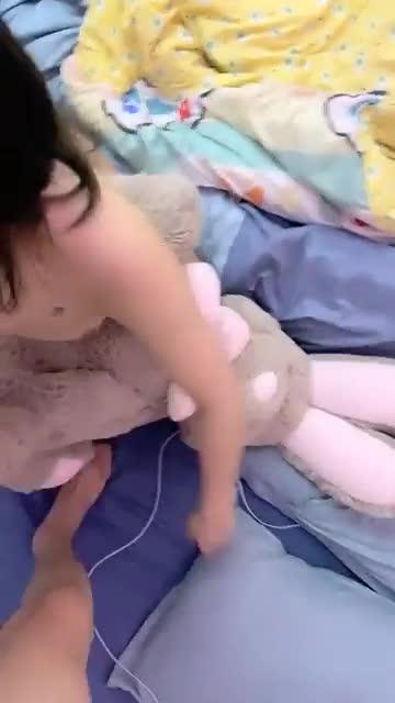 还拿跳蛋自慰看似清纯可爱背后暴力调教00后反差婊骚 预览截图 12
