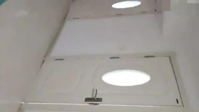 奇葩老公在一旁喝啤酒看着老婆被操全程记录东北5男2女换妻群P操嫂子... 预览截图 2