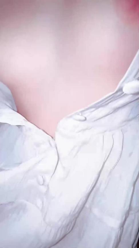 【原创】周末妹妹闺蜜过来找我,忽悠她一起喝强爽两瓶下肚有点上头,一边聊着她男友,一边上手摸她奶子,强吻逼扣最后彻底陷陷,中途偷拔狂射粉嫩骚逼! 预览截图 9