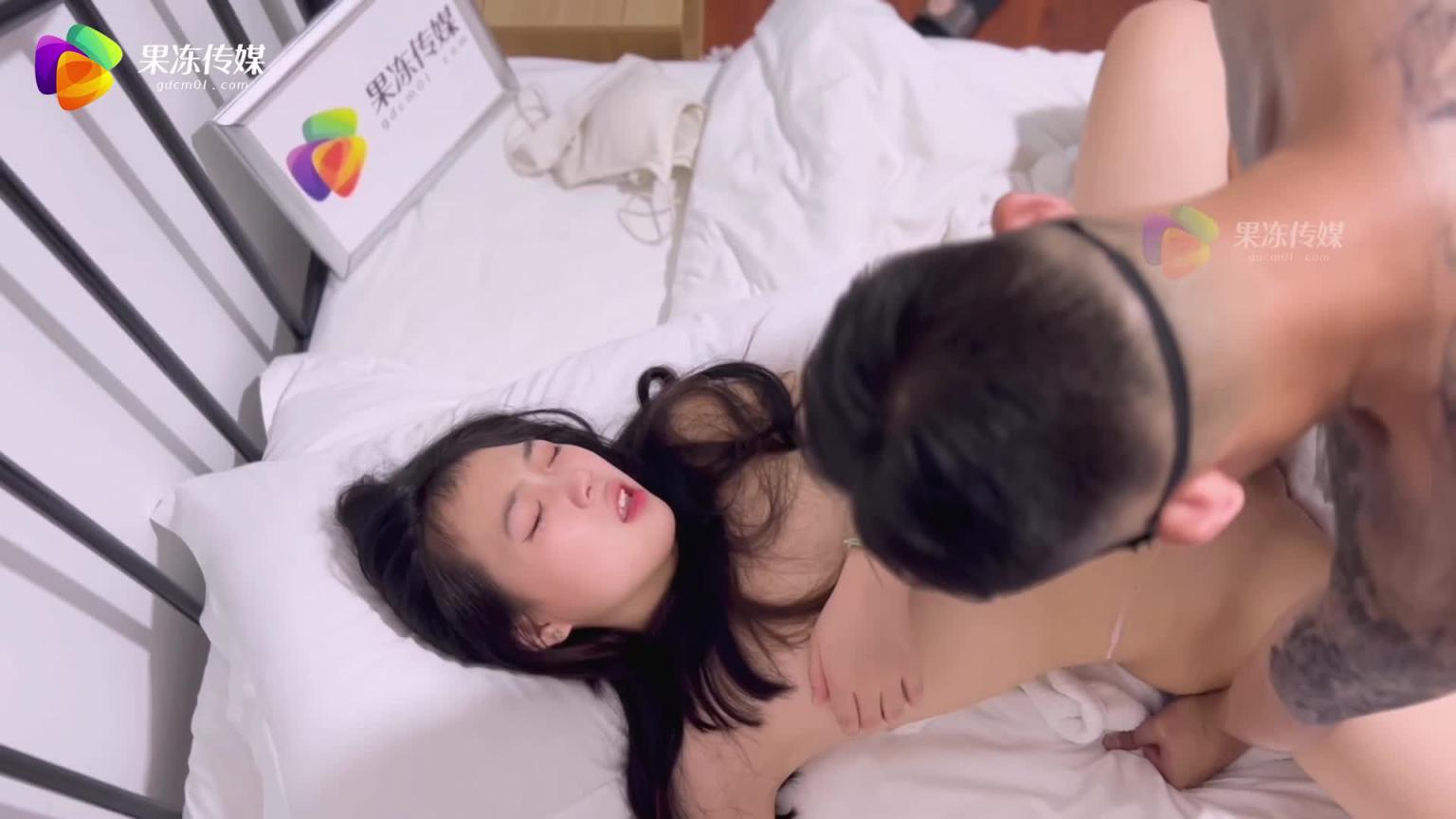「果冻传媒」强奸继父的女儿 / GDCM-029 预览截图 12