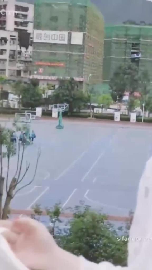 【眼镜反差婊】杭州第一骚婊陈媛 3P露出喝尿拳交 二十几岁逼都玩松了 盘点各城市有名的骚逼 预览截图 3