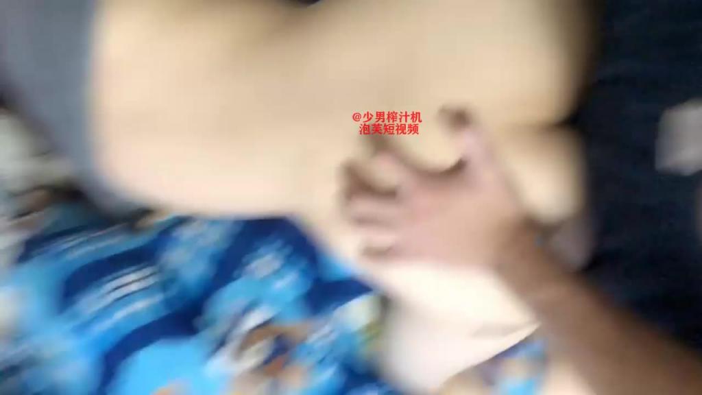 【反差婊档案】台湾小情侣泄密修复版(红色JK制服与男友口交啪啪) 预览截图 3