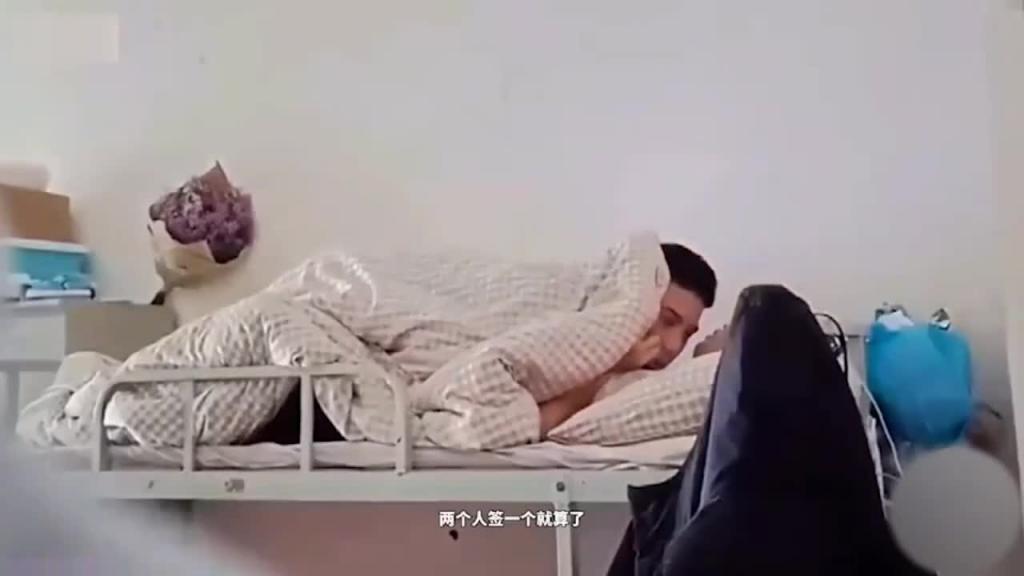【操逼不带闺蜜被网曝】防火防盗防闺蜜，当着闺蜜面带男友回宿舍操逼 预览截图 10