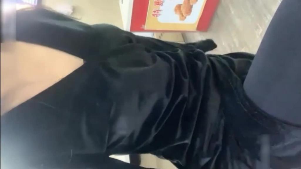 炸鸡店老板娘在店里偷偷播厨房漏出骚奶子! 预览截图 6