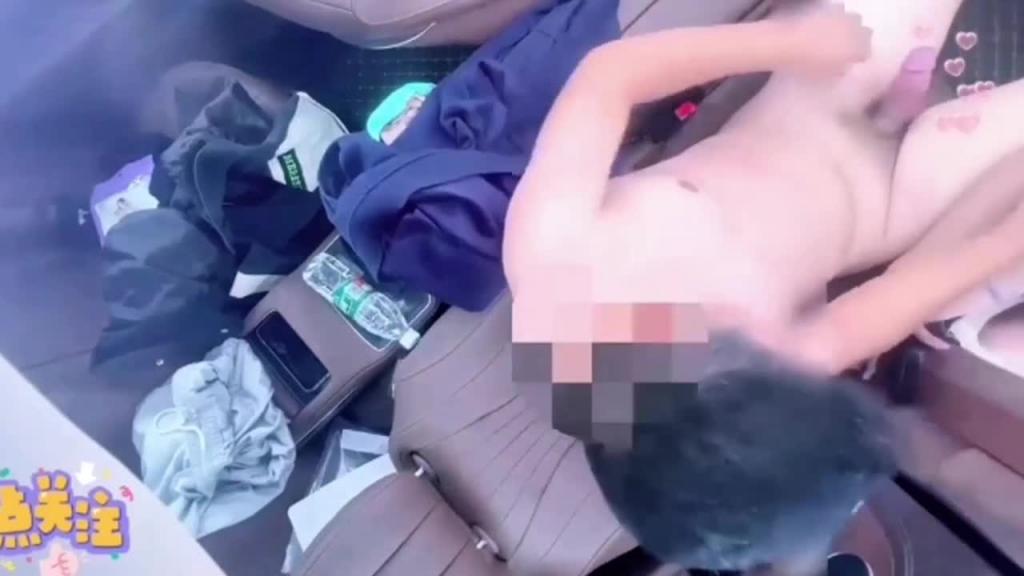 【白天闹市刺激父女乱伦】模特女儿三亚比赛被畜生爸爸车上乱伦爆操 预览截图 4