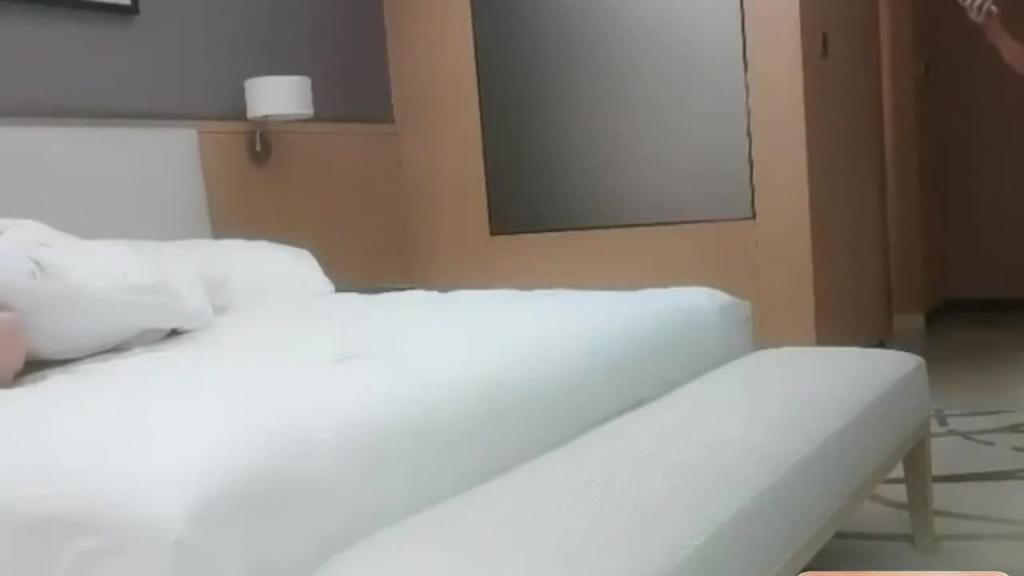 【探花】午夜寻欢作乐约高颜值KTV小姐酒店啪啪,抠逼舔吊玩弄一番快速抽插坚持不住了 预览截图 8